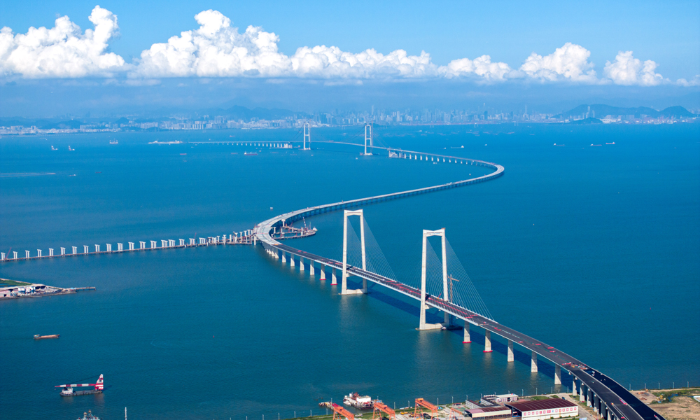 深中通道地處粵港澳大灣區核心區域，是國家重大工程、粵港澳大灣區核心樞紐工程。項目橫跨珠江口東西兩岸，聯通深圳、廣州、中山三地，是集“橋、島、隧、水下互通”于一體、當前世界上建設難度最高的跨海集群工程。圖為深中通道全線航拍。蘇振飛 攝