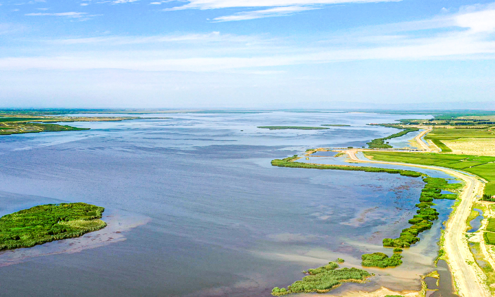 這片水域面積293平方公里的內蒙古之“海”，是中國第八大淡水湖和黃河流域最大淡水湖，也是地球同一緯度上最大的濕地。它對維系我國北方生態安全屏障、保障黃河水質和度汛安全、促進地區經濟發展具有重要作用。然而，烏梁素海卻一度因湖區面積急劇減少、生態功能嚴重退化引起全社會關注。近年來，為“擦亮”這顆“塞外明珠”，當地政府深入踐行“綠水青山就是金山銀山”發展理念，采取多項措施推進綜合治理。以中建一局為代表的生態修復建設者積極探索系統化、一體化生態修復路徑，吹響了全國最大山水林田湖草沙綜合生態修復“綠色實踐”的號角。