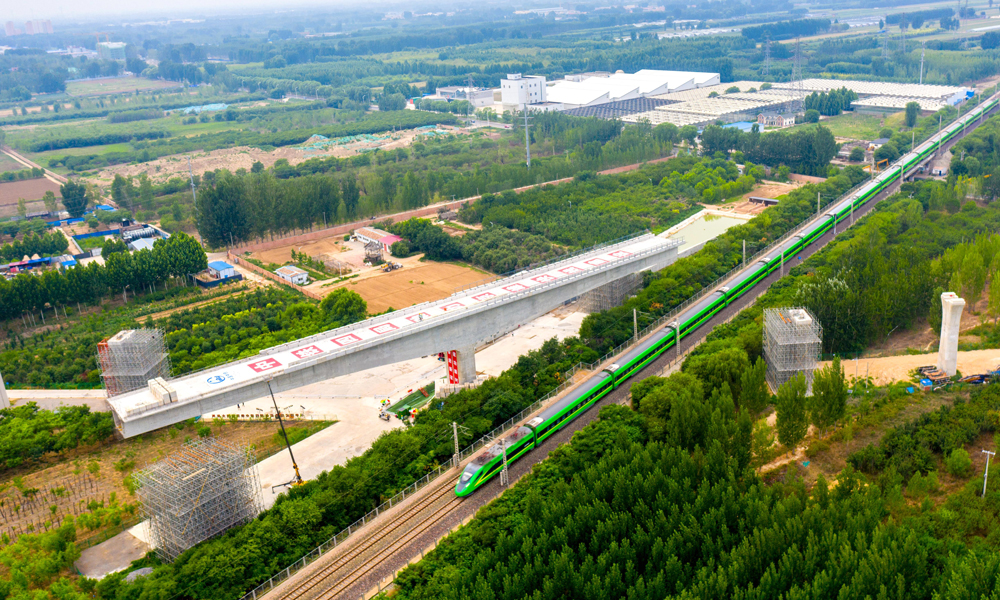 此次合龍的轉(zhuǎn)體梁重8500噸，長(zhǎng)148.59米，轉(zhuǎn)體前于京九鐵路西側(cè)澆筑。在萬(wàn)噸球鉸的牽引下，轉(zhuǎn)體梁以每分鐘1°15′度的速度順時(shí)針轉(zhuǎn)動(dòng)55°66′度后到達(dá)指定位置。相比于傳統(tǒng)的連續(xù)梁施工，轉(zhuǎn)體施工方案具有對(duì)既有結(jié)構(gòu)物干擾小、鄰近營(yíng)業(yè)線施工安全更易受控等特點(diǎn)。圖為跨京九鐵路轉(zhuǎn)體梁轉(zhuǎn)體前航拍。