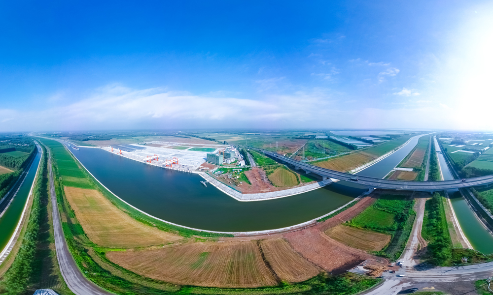 作為山東省內(nèi)河“一縱三橫”水運(yùn)主通道之一，小清河因水量不足等原因而停航。自1997年正式斷航至今，小清河已斷航26年。復(fù)航工程實(shí)施后，中國(guó)鐵建克服防汛任務(wù)重、建設(shè)難度大、涵蓋內(nèi)容雜、施工工期緊等困難，歷經(jīng)3年建設(shè)，河道擴(kuò)挖疏浚后變得更加寬闊，水質(zhì)變得更加清澈，通航條件發(fā)生了天翻地覆的變化，可滿足2000噸級(jí)船舶通航的同時(shí)，數(shù)字航道保障系統(tǒng)讓航運(yùn)更智能、更便捷、更安全。圖為小清河復(fù)航工程鳥瞰航拍。