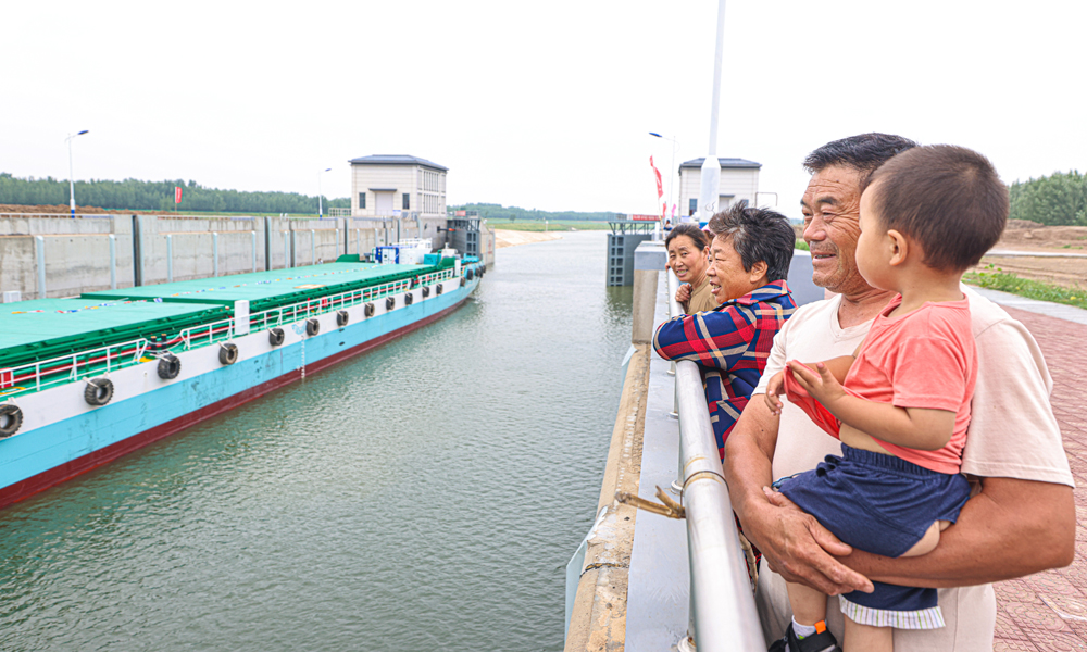 據(jù)悉，全線復(fù)航后，可實(shí)現(xiàn)海河聯(lián)運(yùn)，各類千噸級(jí)船舶通過(guò)小清河橫穿濟(jì)南、濱州、淄博、東營(yíng)、濰坊五座城市直通海洋，將有力帶動(dòng)山東省新舊動(dòng)能轉(zhuǎn)換和產(chǎn)業(yè)轉(zhuǎn)型升級(jí)，對(duì)進(jìn)一步促進(jìn)沿線五地市經(jīng)貿(mào)融合，提升山東省交通服務(wù)水平，對(duì)構(gòu)建山東省綜合立體交通體系，建設(shè)交通強(qiáng)國(guó)山東示范區(qū)具有重要意義。圖為小清河附近村民前來(lái)觀看空載試航。