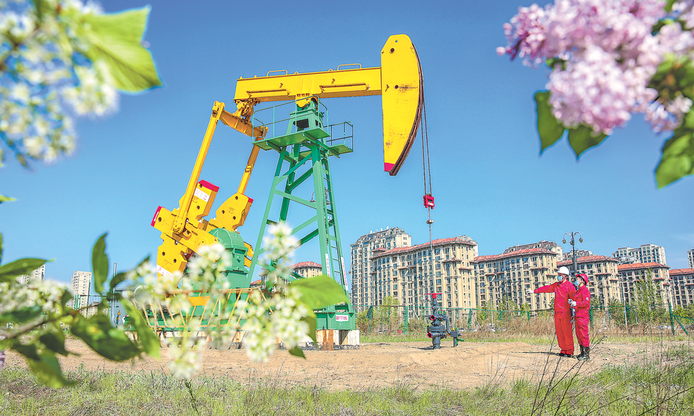 長期以來，中國石油堅持把節能作為“第一能源”，通過加快結構調整、實施技術改造、強化源頭把關和過程管控、推動新能源規?；l展等措施，加快向“油氣熱電氫”綜合能源公司轉變。恰逢第33個全國節能宣傳周，連日來，中國石油各單位結合2023年上半年企業開展的提質增效及節能降耗技術攻關，深入分析用能存在的不足，并提出節能優化措施，提升節能能力。