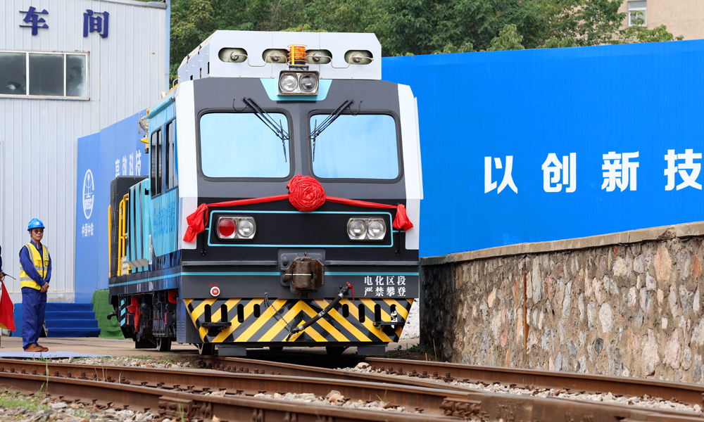 與傳統燃油作業車相比，氫能源地鐵施工作業車擺脫了以傳統柴油機為核心的驅動系統，產生的噪音大大降低，燃料電池運行過程中的排放物為水，有效降低了二氧化碳和其他污染物的排放，可應用于地鐵、隧道、礦山等相對密閉的環境，全生命周期可累計減少碳排放225噸。同時，車輛的能量密度更高、使用壽命更長，進一步降低了車輛使用成本和維護成本。