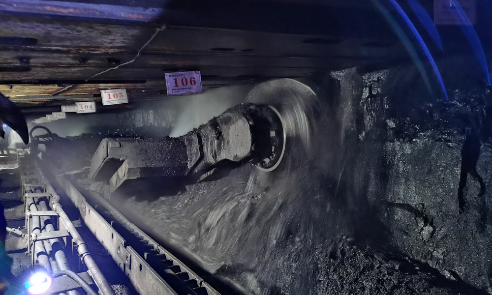 近日，中國煤炭科工研制的薄煤層采煤機在工作面現場高效生產。