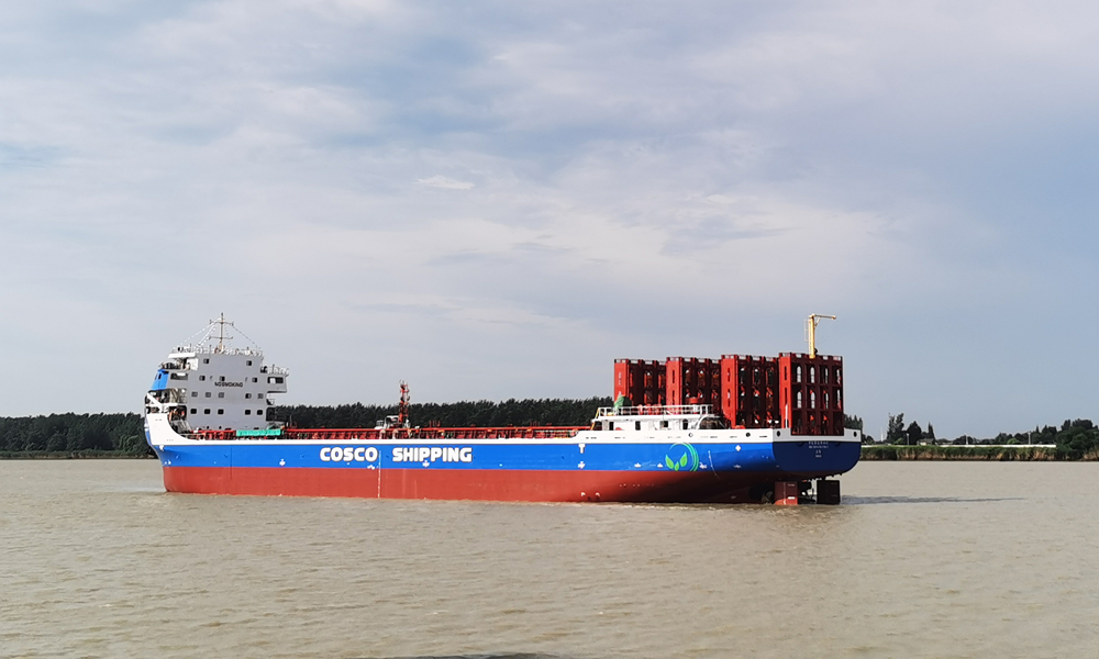 7月26日，中遠海運重工所屬揚州中遠海運重工承建中遠海運發(fā)展的首制純電池動力集裝箱船N997輪在江蘇揚州順利下水。該船是我國首艘自主設計研發(fā)建造、擁有自主知識產(chǎn)權的700TEU（國際標準箱單位）江海直達純電池動力集裝箱船，是中遠海運集團積極順應綠色、低碳、智能航運業(yè)發(fā)展新趨勢，推進航運綠色低碳發(fā)展，推動開展長江干線集裝箱運輸船舶電動化，助力長江水運綠色轉型，打造綠色零碳航運示范的重點項目。