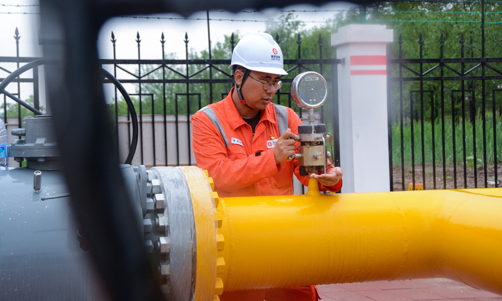 近日，北方管道公司駐冀單位立即啟動應(yīng)急預(yù)案，全面排查重點線路風(fēng)險隱患，安排搶險人員趕赴防汛救災(zāi)一線，對水勢嚴(yán)重地區(qū)進行打樁固定和沙袋填埋，鋪設(shè)臨時搶險通道，確保管道安全度汛。