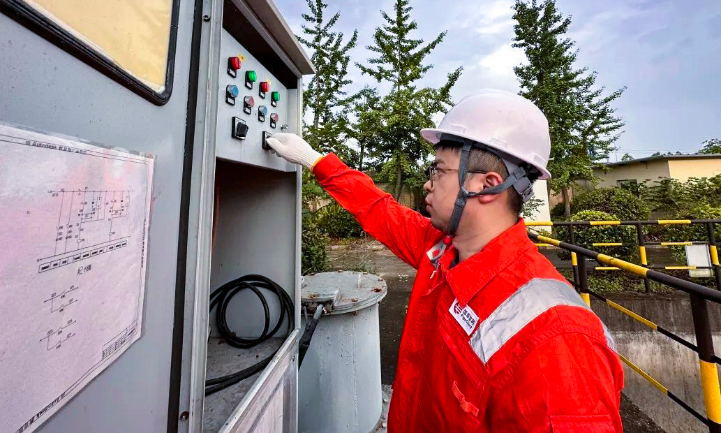 近日，浙江省管網(wǎng)公司未雨綢繆，清點補充防汛防臺重要物資，開展防汛防臺設(shè)備試運行等各項工作，重點開展沿海浙東作業(yè)區(qū)隱患排查，完成站內(nèi)排水溝清淤，布置重要區(qū)域抽水泵，排查站場周邊隱患，確保浙江省管網(wǎng)安全平穩(wěn)度汛。