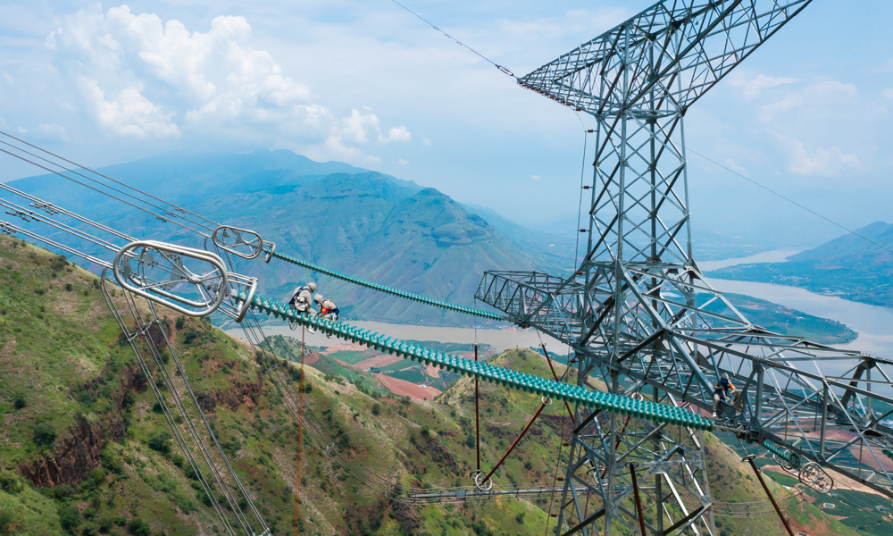 近日，南方電網超高壓公司大理局在±800千伏新東直流線開展帶電消缺工作，作業人員身穿屏蔽服爬上72米鐵塔，沿絕緣子串采用“跨二短三”的方式進入強電場，在高空帶電作業近2小時，完成絕緣子更換作業，及時消除設備缺陷。