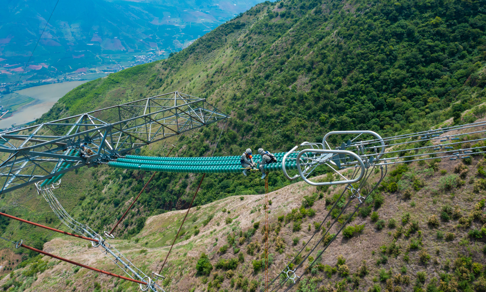 ±800千伏新東直流工程西起云南省大理白族自治州劍川縣，東至廣東省深圳市寶安區，工程每年可送清潔水電250億千瓦時，可減少珠三角地區標準煤消耗720萬噸，減少二氧化碳排放1915.2萬噸，減少二氧化硫13.82萬噸，有效緩解了粵港澳大灣區的環境壓力。
