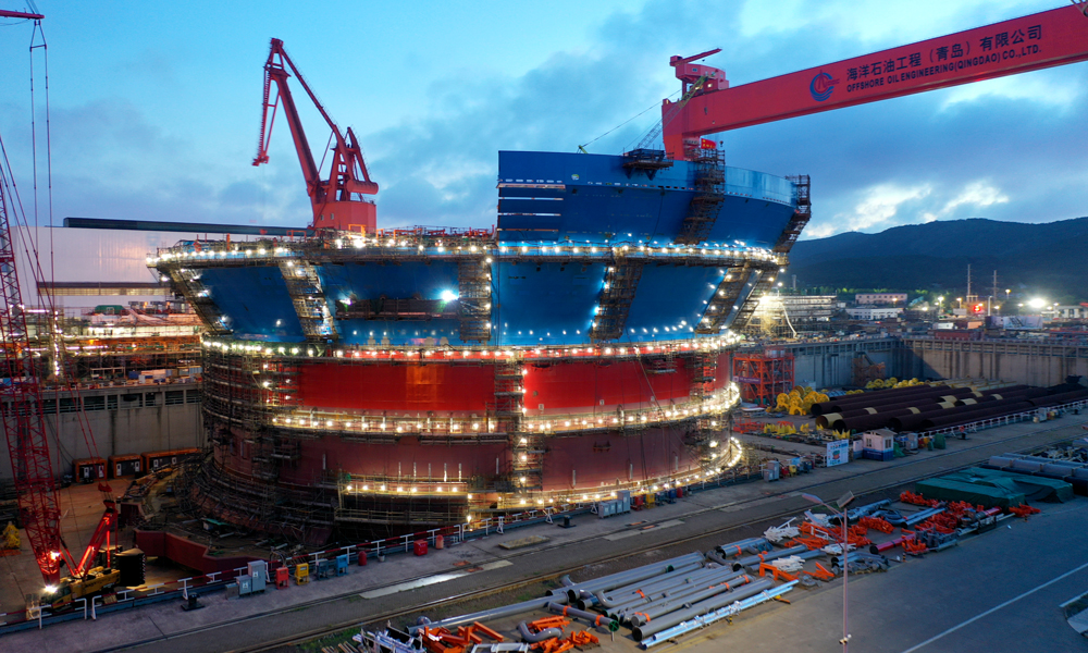 8月24日，青島海西灣畔，東方剛剛露出魚肚白，海油工程青島場地便已機器轟鳴、人聲鼎沸，熱鬧非凡。