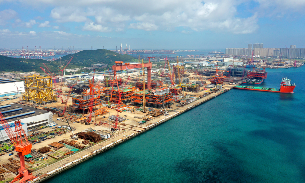 在120萬平方米的青島建造場地，來自流花11-1/4-1、“深海一號”二期、陸豐8-1、綏中36-1二期、巴油P79FPSO等12個國內外大型工程項目的40余個單體正同期建造，9000余名施工人員奮戰正酣……