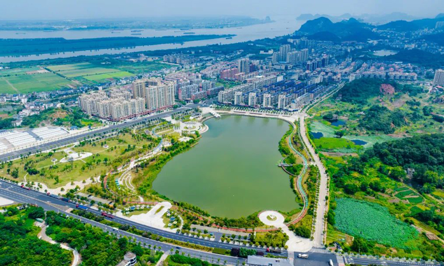 近日，由中國建筑旗下中建二局承建的江西長江最美岸線（彭澤段）示范項目全面完工。該項目是推動長江經濟帶綠色發展的示范項目，中建二局中心城區污水處理廠承擔城區雨污水管網改造、珍珠湖公園建設等建設任務，為城市重建一套雨污管網系統，解決覆蓋12萬人口雨污水分流問題，改善當地交通環境和長江水質，實現“由表及里”的城市更新。