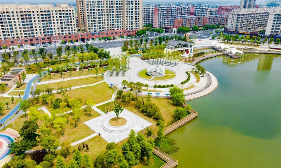 珍珠湖公園改造工程是該項目的重要組成部分，占地面積約16萬平方米，水域面積約7萬平方米。曾經，這里是一片荒灘地，珍珠湖周邊的雨污水直接排入湖中，水體逐步惡化，問題十分嚴峻。在改造過程中，項目團隊新建雨污管網約5公里，并打通與淵明湖及秀水河水流通道，讓死水變成活水，有效提升水質。為了根治湖水污染，在處理過湖底淤泥后，項目團隊通過恢復水生植被，控制底泥營養釋放，提高水生植物對水體的凈化作用，重建珍珠湖生態系統。