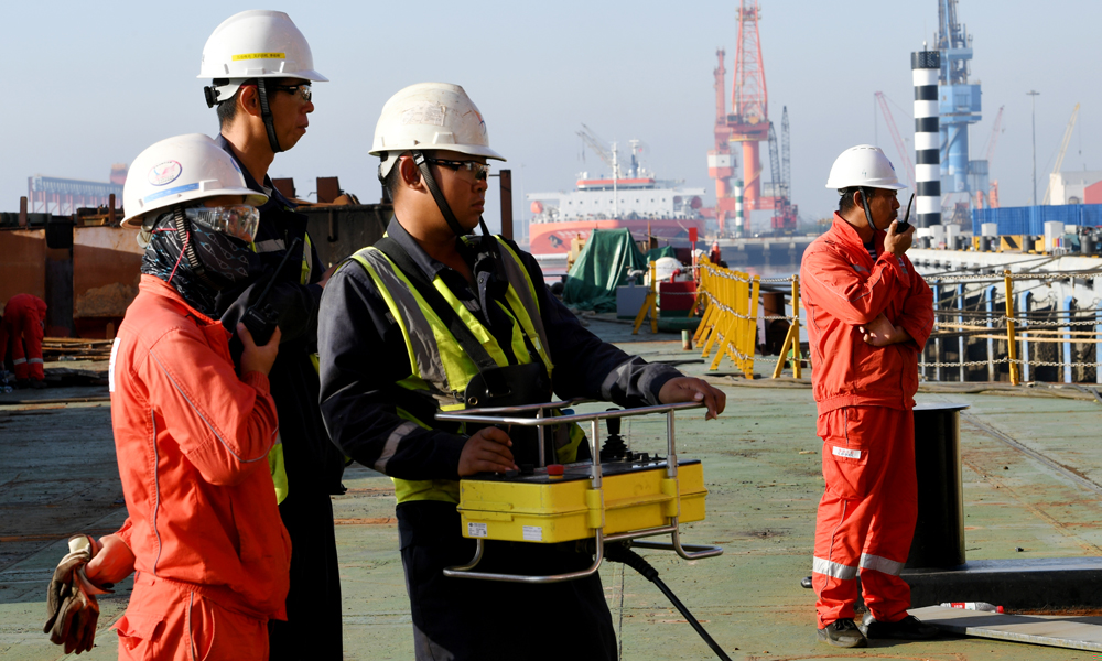 如此密集的裝船作業前所未有，早在7月5日，由18名黨員和青年員工組成了“澎湃突擊隊”，他們牽頭完成了裝船任務，將一個個組塊安全順利送上船的同時，隊員們也在不斷總結工作經驗和創新工作方法，還自制了幾個能助力高效裝船的小工具。經過密集裝船的“洗禮”，現場人員對于裝船流程細節和重難點的把控愈發精準，作業效率得到顯著提升。