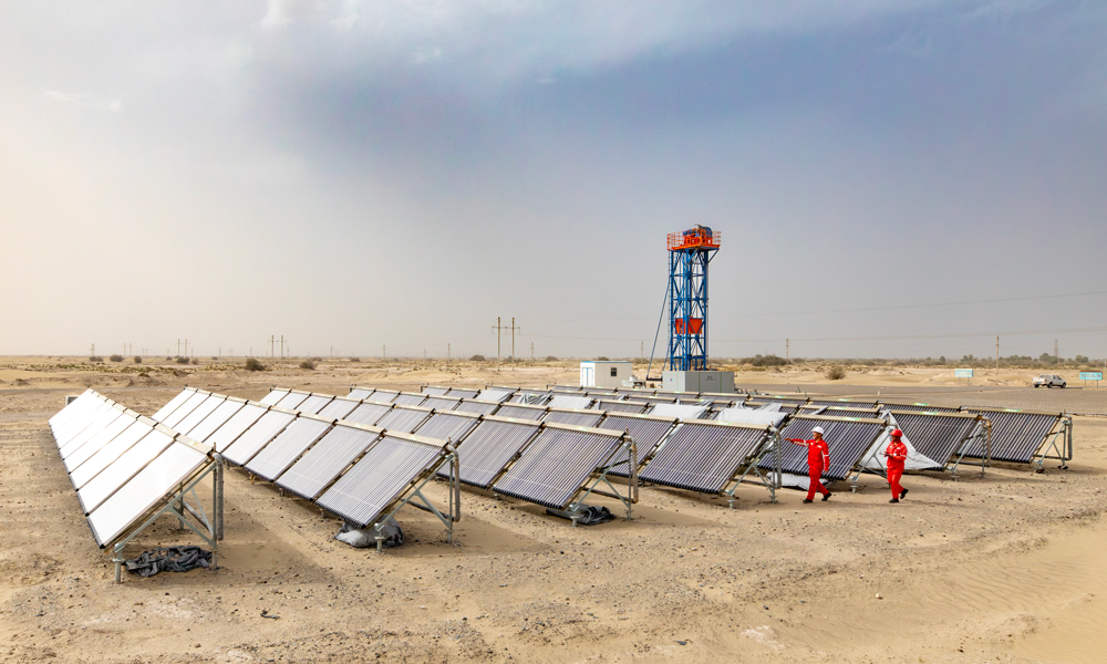塔里木油田哈得采油氣管理區加快新能源發展，建設35座單井分布式光伏電站、33口單井離網光伏電站、建設24兆瓦集中式光伏電站，應用光熱儲一體化加熱爐等9項措施，清潔能源利用量超過1.6萬噸標煤。
