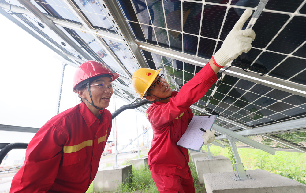 冀東油田加強油氣勘探開發與新能源融合發展，大力推進新能源和低碳負碳產業發展，持續提升油氣凈貢獻率和綜合能源供應保障能力。
