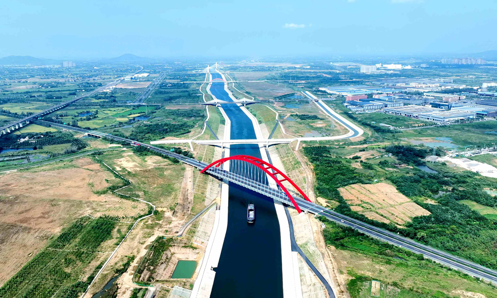 近日，隨著裝載680噸鋼材的“昌盛6288”號(hào)貨船由樅陽(yáng)小港航道向北，緩緩駛過(guò)樅陽(yáng)船閘，進(jìn)入引江濟(jì)淮菜子湖線，中國(guó)中鐵旗下中鐵二局、中鐵十局承建的引江濟(jì)淮菜子湖線開(kāi)啟試運(yùn)行，標(biāo)志著引江濟(jì)淮一期工程全線通航。