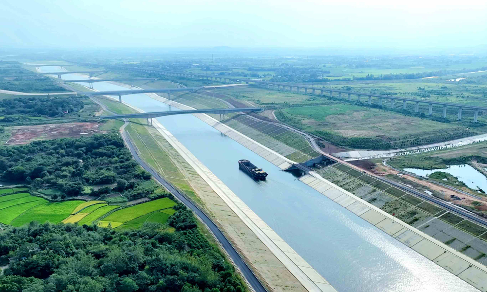 據(jù)悉，引江濟(jì)淮工程是中國(guó)172項(xiàng)節(jié)水供水重大水利工程之一，也是安徽省基礎(chǔ)設(shè)施建設(shè)“一號(hào)工程”。菜子湖線試運(yùn)行后，新增了一條巢湖與長(zhǎng)江中上游地區(qū)之間的西南航道，相較于目前的巢湖-裕溪河航線縮短了約150公里航程，水運(yùn)成本優(yōu)勢(shì)凸顯，航運(yùn)時(shí)效顯著提高，有助于進(jìn)一步拓展長(zhǎng)江中上游港口朋友圈，帶動(dòng)沿線地區(qū)水運(yùn)經(jīng)濟(jì)發(fā)展。