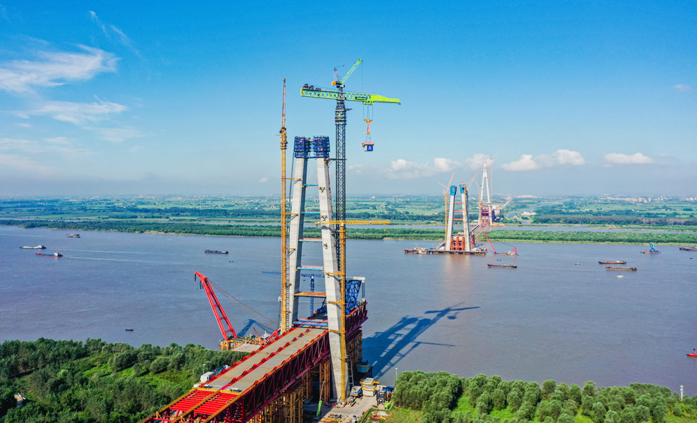近日，在中交集團所屬中交二航局承建的安徽巢馬鐵路馬鞍山長江公鐵大橋南主塔施工現場，全球最大塔式起重吊機順利吊裝完成世界最大跨度三塔斜拉橋南主塔首節段鋼塔，標志著由中交二航局和中聯重科集團聯合研發的全球最大塔式起重機R20000-720正式投入使用。該塔式起重機最大起重量720噸，最大起升高度400米，相當于一次將500輛小轎車起吊至130層樓的高度。