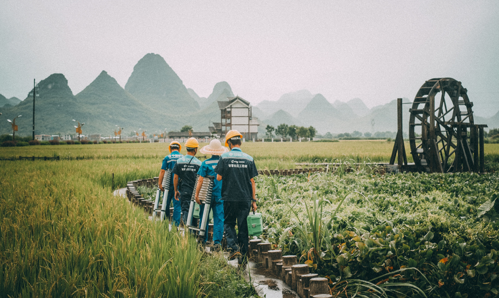 在廣西柳州柳城縣古砦仫佬族鄉(xiāng)水稻智慧種植能力提升示范區(qū)，中國(guó)移動(dòng)廣西公司依托5G技術(shù)，推動(dòng)“5G+數(shù)字鄉(xiāng)村”建設(shè)，為示范區(qū)提供標(biāo)準(zhǔn)化種植管理系統(tǒng)、作物生長(zhǎng)模型、物聯(lián)網(wǎng)設(shè)備管理系統(tǒng)、水稻溯源管理系統(tǒng)、氣象蟲情災(zāi)害監(jiān)測(cè)系統(tǒng)、溫室大棚智慧育種系統(tǒng)、1000畝水稻智慧種植能力，為水稻種植裝上了一顆智慧“芯”，直觀展示水稻產(chǎn)業(yè)、鄉(xiāng)村生態(tài)等信息。