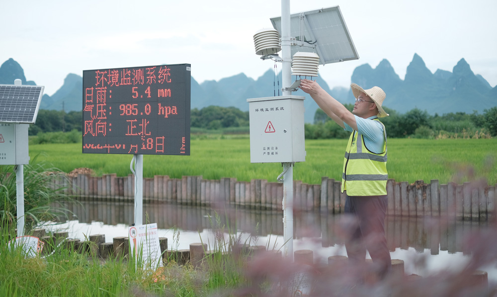 田間的各種物聯(lián)網(wǎng)設(shè)備還可監(jiān)測(cè)溫度、風(fēng)向、土壤墑情、稻田長(zhǎng)勢(shì)、病蟲害等各類指標(biāo)，并實(shí)時(shí)反饋到水稻智慧種植管理平臺(tái)上。整個(gè)生產(chǎn)過程中，中國(guó)移動(dòng)技術(shù)人員根據(jù)指標(biāo)情況及算法分析，制定生產(chǎn)計(jì)劃發(fā)送給農(nóng)戶，農(nóng)戶則根據(jù)平臺(tái)數(shù)據(jù)指導(dǎo)生產(chǎn)和收割。
