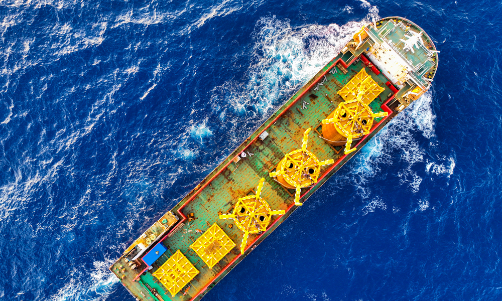 “深海一號”二期工程是我國首個深水高壓氣田，投產后整個“深海一號”大氣田高峰年產量將由30億立方米提升至45億立方米，成為保障我國能源安全的重要氣源地。圖為駁船承載著吸力樁到達指定海域。