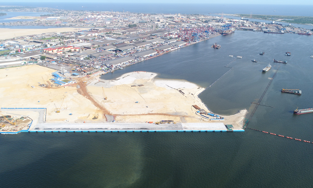 中交集團(tuán)承建的科特迪瓦阿比讓港第二集裝箱碼頭項目是中非在基礎(chǔ)設(shè)施領(lǐng)域合作的典型項目，共有3個15萬噸級碼頭泊位，岸線全長1312米。該項目是科特迪瓦建設(shè)規(guī)模最大、機械設(shè)備最先進(jìn)的集裝箱碼頭。項目全面運營后，將使阿比讓港年吞吐量從120萬提升至250萬標(biāo)準(zhǔn)集裝箱，極大促進(jìn)科特迪瓦乃至西非地區(qū)的經(jīng)濟社會發(fā)展。