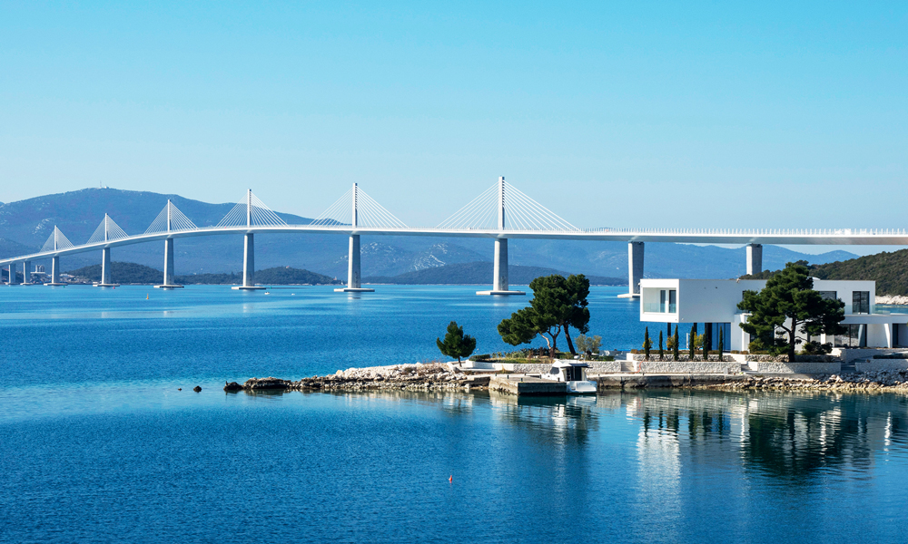 中交集團(tuán)建設(shè)的克羅地亞佩列沙茨大橋及連接線項目全長3.94公里，其中大橋長2.44公里，寬22.5米，橫跨亞得里亞海小斯通灣，連接隔海相望的克羅地亞領(lǐng)土，是中克建交以來規(guī)模最大的交通基礎(chǔ)設(shè)施建設(shè)項目，也是中國、克羅地亞、歐盟開展三方市場合作的典范項目。