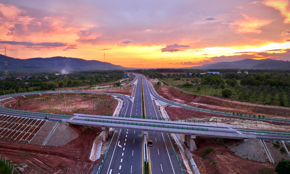 中交集團(tuán)承建的金港高速公路是柬埔寨王國第一條高速公路，中柬兩國元首關(guān)注、兩國總理見證簽約，是促進(jìn)柬埔寨經(jīng)濟發(fā)展、帶動當(dāng)?shù)鼐蜆I(yè)的振興之路。項目設(shè)計施工均采用中國規(guī)范和標(biāo)準(zhǔn)，全長187公里，設(shè)計時速100公里。