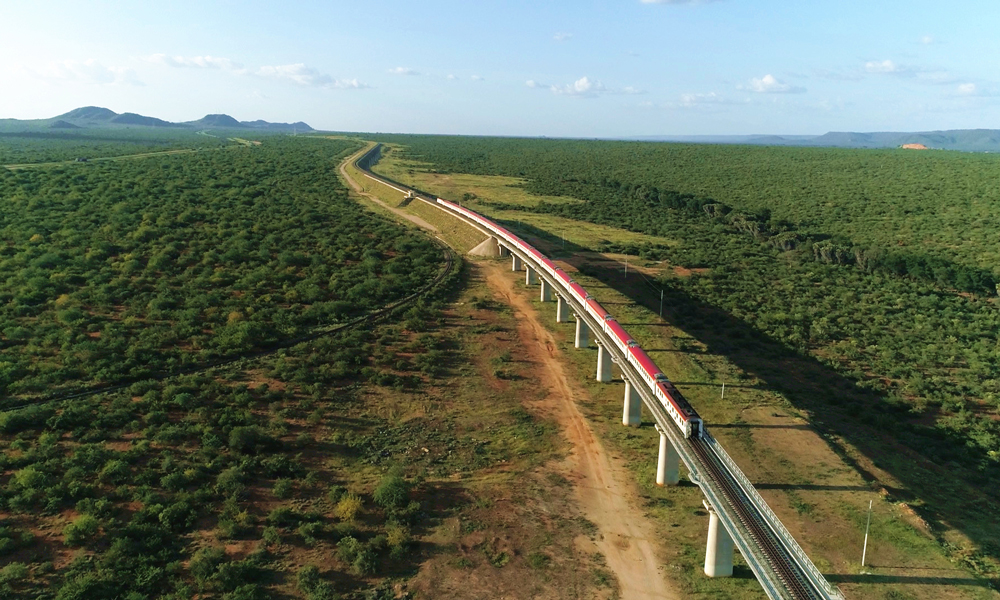 中交集團(tuán)建設(shè)的肯尼亞內(nèi)馬鐵路是蒙內(nèi)鐵路向肯尼亞西北部的延長線，起于首都內(nèi)羅畢，終至西部邊境城鎮(zhèn)馬拉巴，正線全長487.5公里。內(nèi)羅畢至奈瓦沙段一期項目全長120公里，為客貨共線鐵路，客運列車設(shè)計時速120公里，貨運列車設(shè)計時速80公里。一期項目于 2018年1月12日開工，2019年10月16日開通客運。內(nèi)馬鐵路一期項目的建成運營進(jìn)一步完善了東非鐵路網(wǎng)，推進(jìn)了區(qū)域互聯(lián)互通和一體化建設(shè)，對促進(jìn)肯尼亞和東非經(jīng)濟社會發(fā)展具有重要意義。