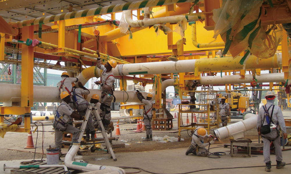 目前，中國海油建立多個海外油氣生產基地，海外業務覆蓋30多個“一帶一路”國家，讓實實在在的合作成果更好地惠及當地民眾。圖為在尼日利亞，中國海油的工作人員安裝管道。