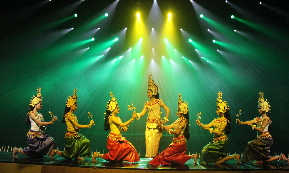 華僑城集團以文化“支點”撬動高質量發展，主動服務“文化走出去”戰略，旗下華僑城云南區域集團結合柬埔寨吳哥窟精美石雕藝術與高棉歷史文化，打造云南國有文藝院團首個“走出去”的國外駐場演出節目——《吳哥的微笑》，連續12年被國家五部委評為文化“走出去”重點項目，被文化和旅游部評為2019年“一帶一路”文化產業和旅游產業國際合作重點項目。