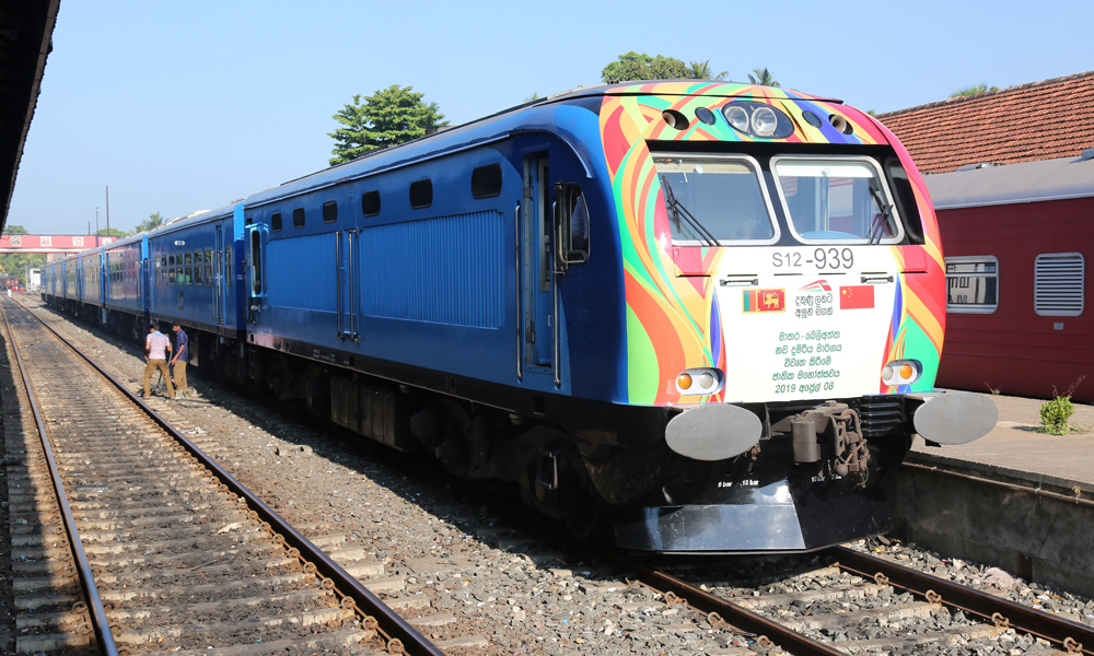 十年來(lái)，通用技術(shù)集團(tuán)積極參與高質(zhì)量共建“一帶一路”，完成了一批具有標(biāo)志性意義的示范項(xiàng)目，助力當(dāng)?shù)亟?jīng)濟(jì)發(fā)展水平提升。圖為2019年4月，通用技術(shù)中機(jī)公司總承包的斯里蘭卡南部鐵路項(xiàng)目一期正式通車(chē)。