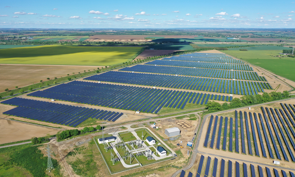 2021年1月，通用技術(shù)中機(jī)公司投資建設(shè)的匈牙利考波什堡100MW光伏電站并網(wǎng)發(fā)電，成為中東歐地區(qū)最大的光伏電站。