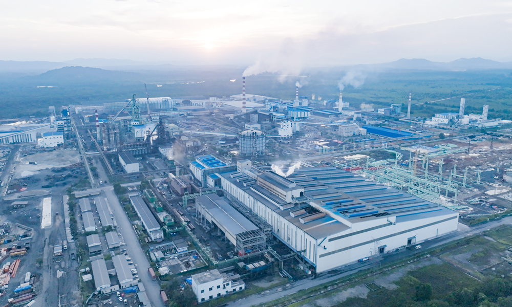 中國五礦承建的馬來西亞東鋼集團270萬噸綜合性鋼廠，把一座僅70萬噸產能的老舊鋼廠整體升級打造成具有270萬噸產能的現(xiàn)代化一流鋼廠，僅在方寸之地，以“縮骨功”將舊廠置換為產能更大、效率更高、布置更緊湊、利舊更充分、技術更先進、建造更精妙的全流程鋼廠。項目的成功實施，有效助推當?shù)劁撹F產業(yè)轉型升級發(fā)展，填補了馬來西亞在高中低端建筑、家電、汽車產業(yè)鏈上的空白，打通了馬來西亞鋼鐵行業(yè)全產業(yè)鏈。