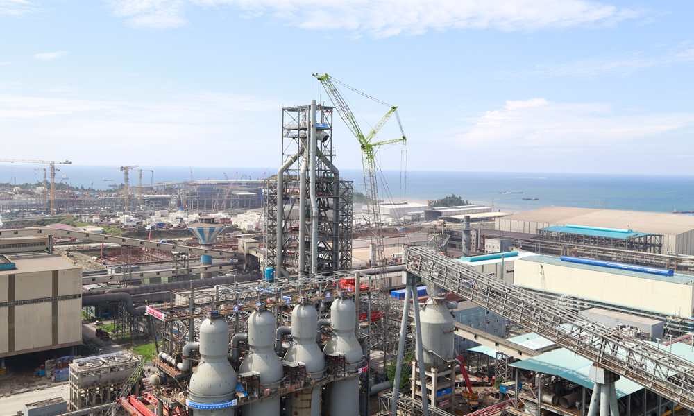 中國五礦承建的印度尼西亞德信鋼廠是目前印尼生產規(guī)模最大、工藝最先進的鋼廠。建成后將成為印尼規(guī)模最大的普碳鋼生產基地，帶動5000多名當?shù)貑T工在鋼廠就業(yè)，并為當?shù)厣?、中、下游產業(yè)提供上萬個就業(yè)崗位。