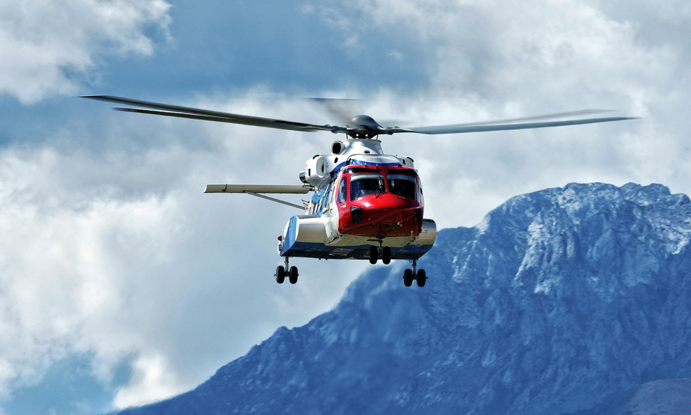 近日，AC313A直升機(jī)高原試飛團(tuán)隊(duì)以高效協(xié)作的工作狀態(tài)，從海拔3300米的寧蒗瀘沽湖機(jī)場(chǎng)轉(zhuǎn)戰(zhàn)至海拔4411米的四川稻城亞丁機(jī)場(chǎng)，正式開啟最后階段的高原試飛工作。圖為由航空工業(yè)研制的國(guó)產(chǎn)大型民用直升機(jī)AC313A在云南寧蒗瀘沽湖機(jī)場(chǎng)進(jìn)行高原試飛。