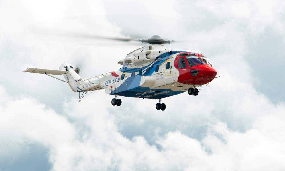 AC313A直升機(jī)是在AC313直升機(jī)基礎(chǔ)上研制的一款13噸級(jí)大型多用途民用直升機(jī)。該機(jī)型最大外吊掛起飛重量13.8噸，灑水能力為5噸，可運(yùn)輸28名乘員，具有更大的使用空間，更強(qiáng)的高原性能，更廣的適用范圍，可靠性、安全性、舒適性得到了進(jìn)一步提升。圖為AC313A直升機(jī)在云南寧蒗瀘沽湖機(jī)場(chǎng)進(jìn)行高原試飛。