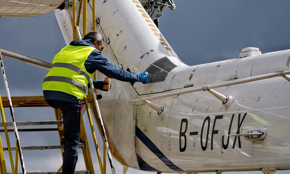 工作人員進(jìn)行試驗(yàn)前檢查與設(shè)備調(diào)試工作。