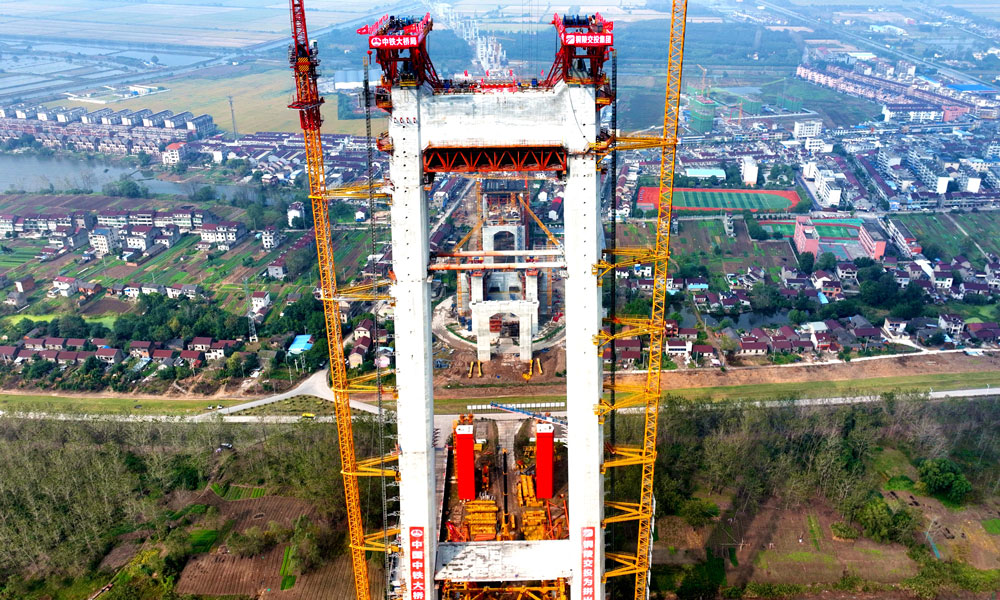 G3銅陵長江公鐵大橋位于安徽省銅陵市郊區，連接長江南岸銅陵市區和長江北岸樅陽縣，全長11.88公里，其中跨江主橋長1505米，主跨988米，按照“四線鐵路+六車道高速公路”標準建設，具有“高速公路、城際鐵路、貨運鐵路”三種過江功能，兼具斜拉橋和懸索橋兩種橋型優勢。此次施工的先導索是一根長2000米、直徑22毫米的高強度鋼絲繩。