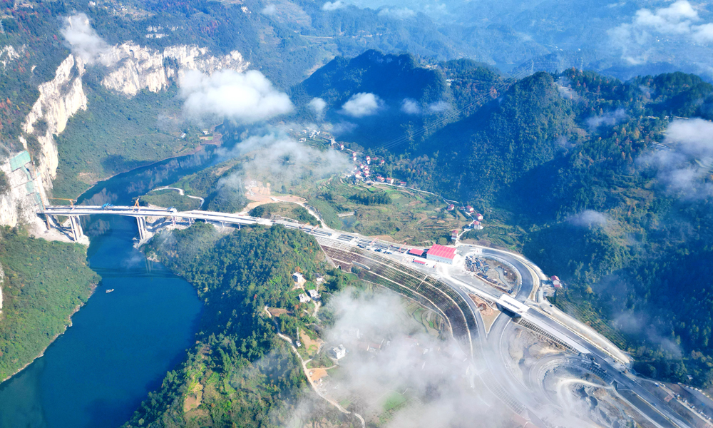 據(jù)介紹，大橋臨崖出口表面凹凸、風(fēng)化、溶蝕，危巖落石隱患極大，施工難度大，在前期施工中，建設(shè)團隊對臨崖區(qū)整個危巖進行了地質(zhì)勘測與細(xì)致分析，根據(jù)地質(zhì)和實測數(shù)據(jù)創(chuàng)新設(shè)計了8級陡崖加固方案，通過錨固點、錨固深度、支架材料與支架結(jié)構(gòu)分級布置，克服了坡腳地質(zhì)不穩(wěn)、懸挑部位多、操作空間小、受力復(fù)雜等系列難題，有針對性地對危巖進行加固，確保大橋施工安全有序。