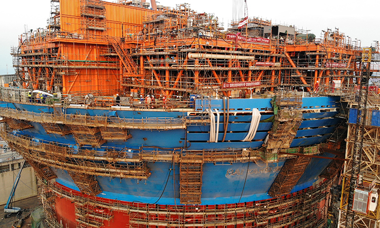 近日，由我國自主設計建造的亞洲首艘圓筒型“海上油氣加工廠”——“海洋石油122”浮式生產儲卸油裝置（FPSO），在青島進入最后的總裝集成沖刺階段。據介紹，“海洋石油122”船體直徑約90米，設計排水量10萬噸，可連續海上作業15年不回塢。新華社記者 李紫恒 攝