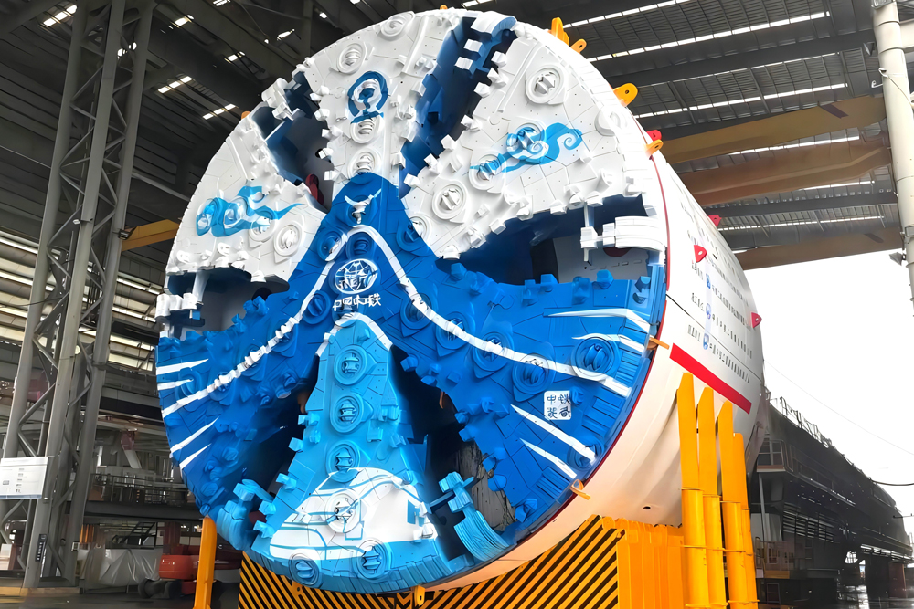 近日，隨著中鐵二局和中鐵工業聯合研制的超大直徑泥水平衡盾構機“龍崗一號”（中鐵1311號）緩緩轉動刀盤，深汕鐵路全線首臺盾構機成功始發，這也是超淺覆土及偏壓條件下地面始發盾構施工技術在時速350公里高鐵項目的首次應用。