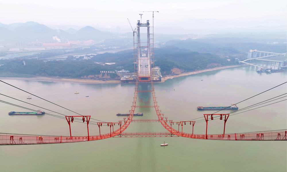 大橋共設2根主纜，兩端分別錨固在南、北錨碇，把大橋南、北邊跨和主跨連為一體。其中中跨每根主纜由169股索股組成，主纜直徑879毫米；邊跨每根主纜由179股索股組成，主纜直徑905毫米。單股索股由127根長1805.7米、直徑5.4毫米、標準強度為2000兆帕的鍍鋅鋁合金高強鋼絲組成。2根主纜的高強鋼絲首尾相連長約8萬公里，可繞地球約2圈；總重量約1.44萬噸，相當于約285節高鐵車廂的重量。