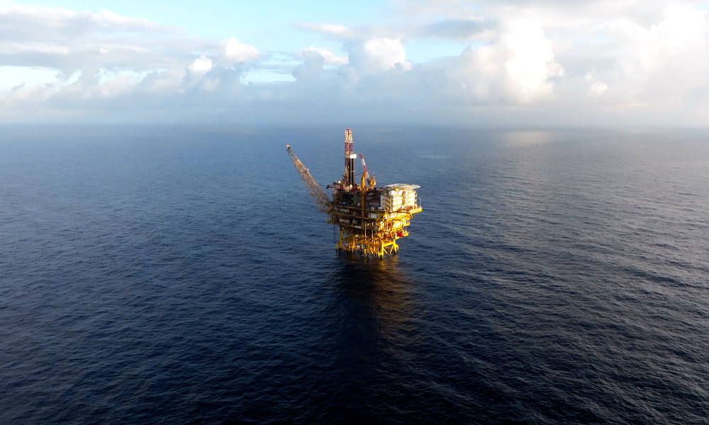 番禺30-1平臺在2009年投產，經過十多年的開發，面臨著穩產和挖潛等系列難題。白云氣田深化氣藏動態認識，推動實施了該氣田首口在低滲氣藏調整井。面對低滲氣藏儲層薄、鉆啟井難度大等挑戰，裝備團隊數次出海，高效解決影響開鉆的19項問題；科研團隊制定多輪完善新井軌跡設計，形成多套著陸方案，確保鉆頭準確命中靶點。