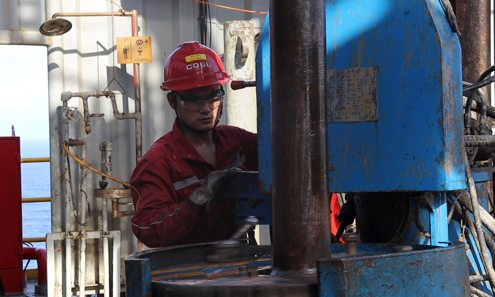 中國海油工作人員在番禺30-1平臺操作機器鉆探氣井。李顏 攝