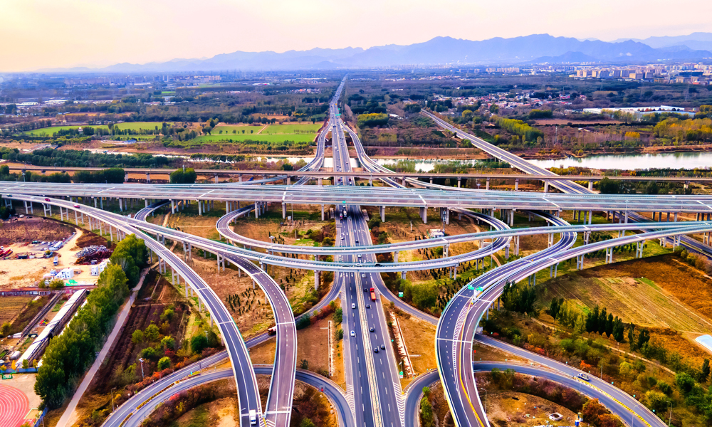 京雄高速公路（北京段）作為我國示范性的“智慧公路”，在國內首次設置預留智慧高速專用車道，為車主提供車路通信、高精度導航和預警等服務。中國中鐵運營管理團隊建立智慧高速監控中心、數字智能化平臺，采用“1+1+1+5+4”架構設計模式，實現管理決策科學化、路網調度智能化、出行服務精細化、應急救援高效化，打造出國內首條5G專網全覆蓋、車路協同、北斗高精度定位、國產化服務器等新技術大規模融合運用的新時代示范性智慧高速公路。圖為京雄高速公路六環路立交橋。