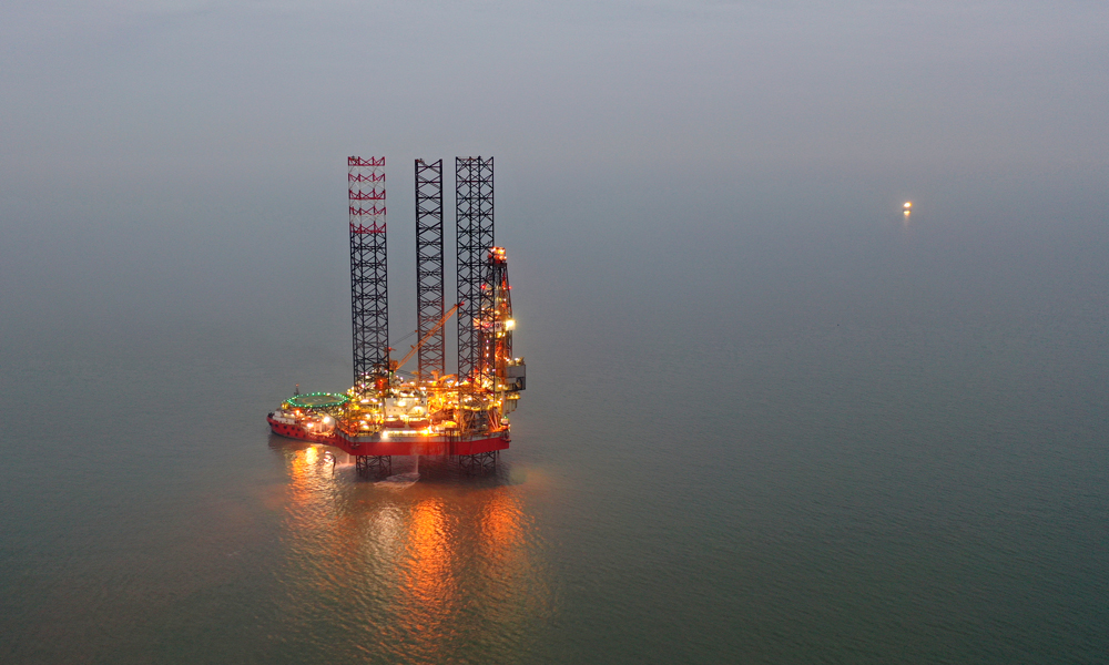 寒冬臘月，雪花飛舞，朔風凜冽，透骨奇寒。這是一年中最冷的時候。但在渤海西南海域，凱旋一號鉆井平臺勘探現場，卻鉆機隆隆、人聲鼎沸，一派熱火朝天的作業景象。