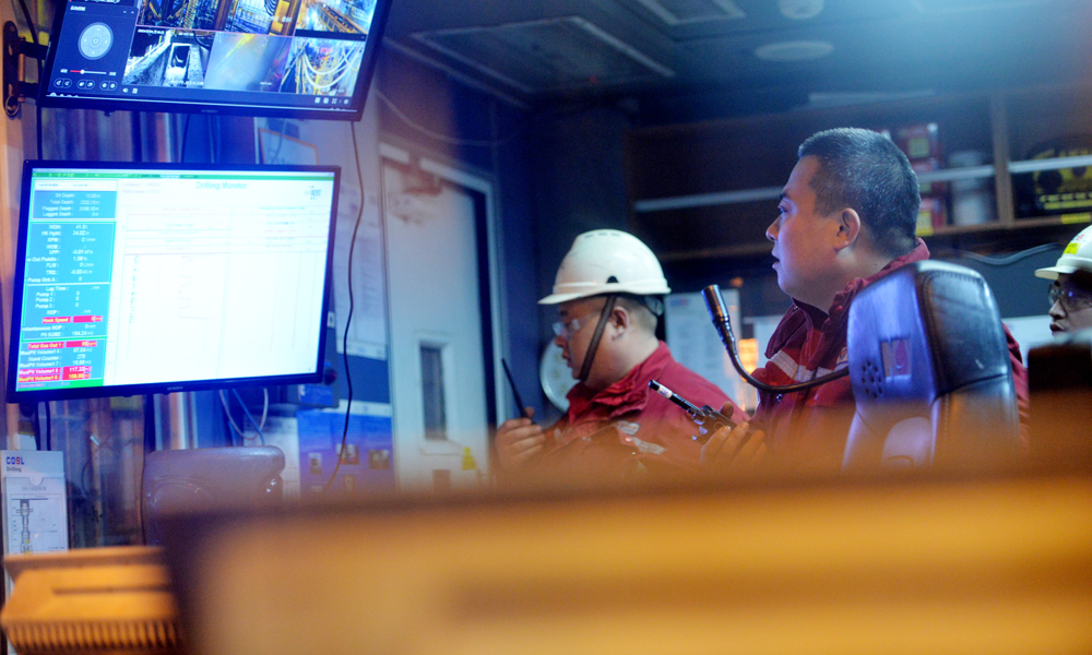 中國海油工作人正忙著打一口高溫高壓探井。這也是近年來渤海油田風險最大的一口探井，預測地層壓力高壓系數超過以往，地層孔隙壓力相當于690個標準大氣壓。有限天津分公司工程技術作業中心高級總監表示，異常高壓主要由生烴造成，由于烴源巖大規模生成油氣，并集中埋藏在地下巖層中，壓力無法釋放，便形成了“高壓鍋”一般的存在。圖為鉆井隊長在司鉆房內關注鉆井參數變化。