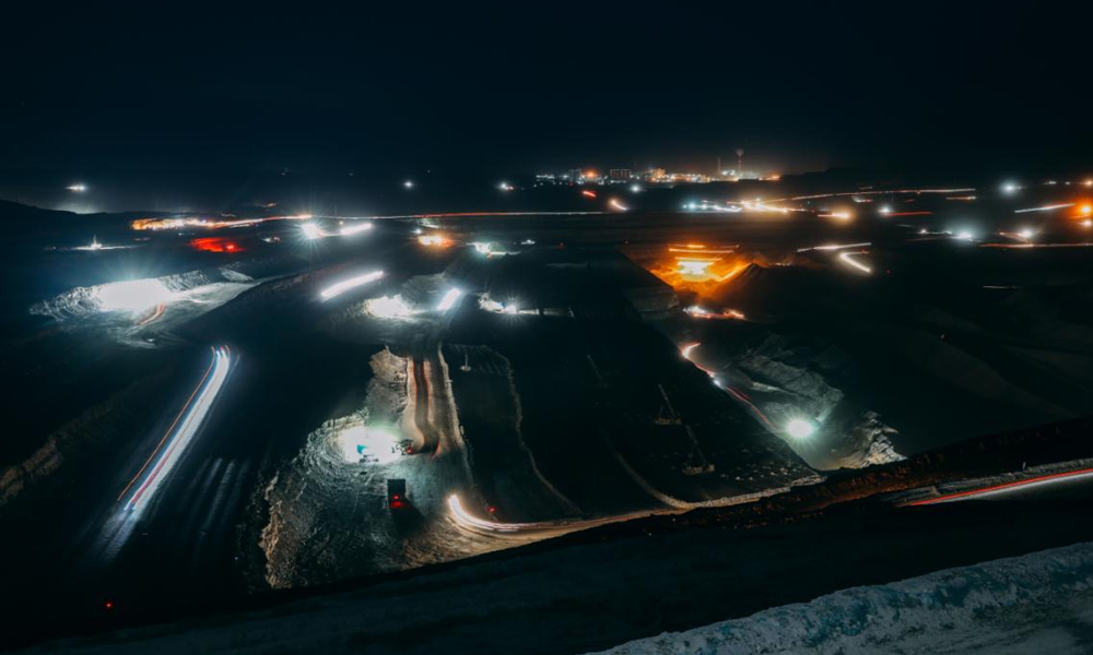 近日，國家能源集團準能集團扎實推進安全生產保障工作，確保煤炭穩產穩供。1月份，準能集團生產商品煤548.3萬噸，發電2.51億度，能源保供扎實有力。圖為黑岱溝露天煤礦生產現場。該礦根據冬季低溫、降雪等氣候特點，優化調整剝離推進、原煤開采等環節的生產方案，保證煤炭穩產穩供。